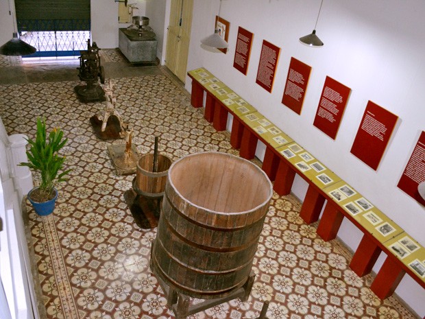 Ofina conserva no prédio ocupado por eles elementos históricos da antiga fábrica de vinhos (Foto: Juliana Brito/G1)
