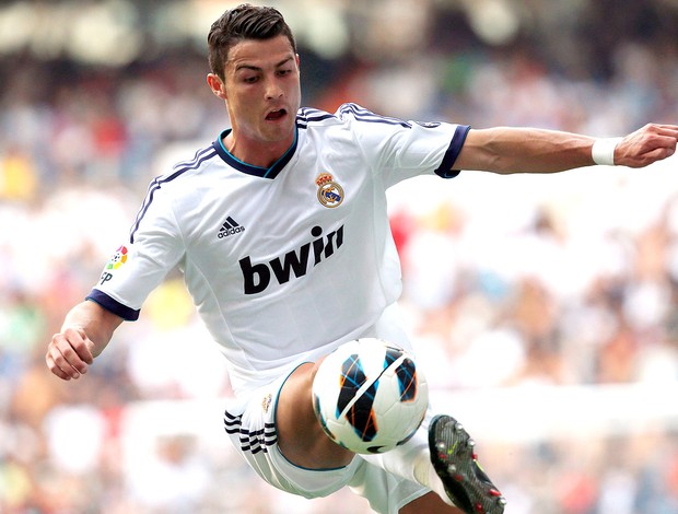 Cristiano Ronaldo na partida do Real Madrid contra o Valencia (Foto: Reuters)