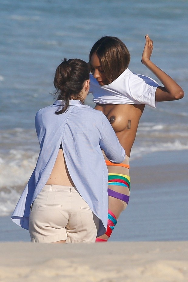Jourdan Dunn faz topless em praia no Rio de Janeiro (Foto: AKM)
