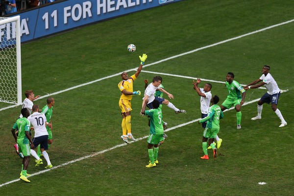 Enyeama (Nigéria) vinha fazendo uma boa Copa do Mundo, mas errou feio em uma saída de gol e deu um tento para os franceses (Foto: Getty Images)