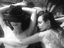 Giselle Batista faz topless e amiga dá ajudinha para ela não mostrar demais