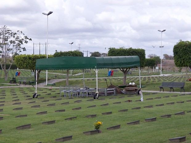 Enterro aconteceu neste domingo (25) no Campo Santo, em Campina Grande (Foto: Reprodução/TV Paraíba)