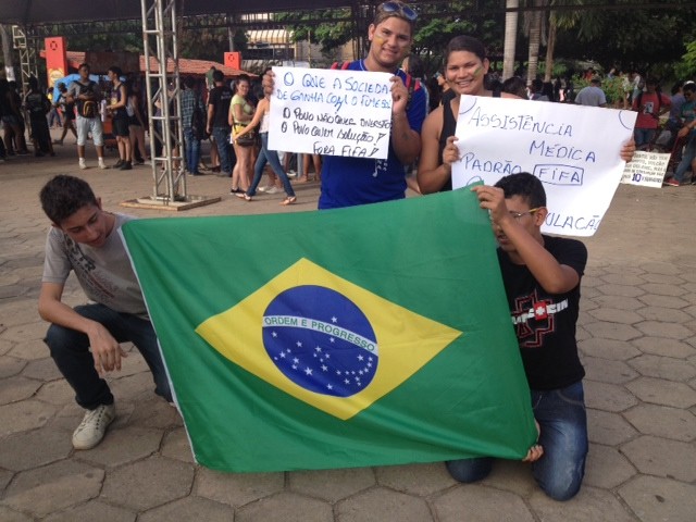 Manifestantes se concentram para protesto no centro de Macapá (Foto: Maiara Pires/G1)