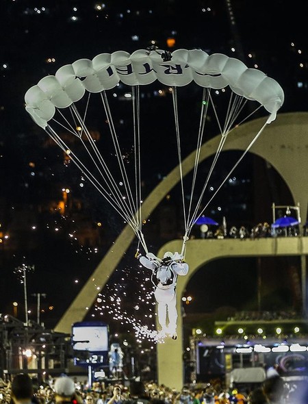Ponto alto da Portela foi o pouso de paraquedistas na avenida