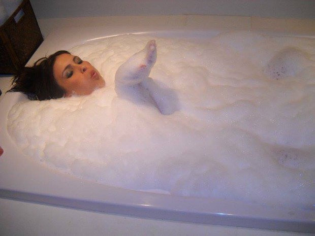 Ex-BBB Kamilla se diverte em banho de banheira (Foto: Instagram/ Reprodução)