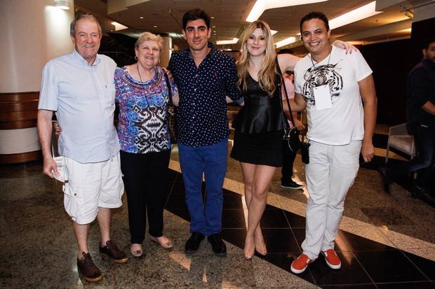 Marcelo Adnet e Dani Calabresa com os pais da humorista e um amigo (Foto: Marcos Ribas / PhotoRioNews)