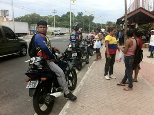 Mototaxistas aguardam regulamentação da profissão (Foto: Girlene Medeiros/G1AM)
