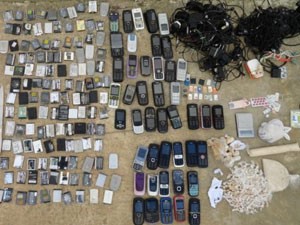 Vistoria encontrou ainda aparelhos eletrônicos e crack (Foto: Seres/Divulgação)