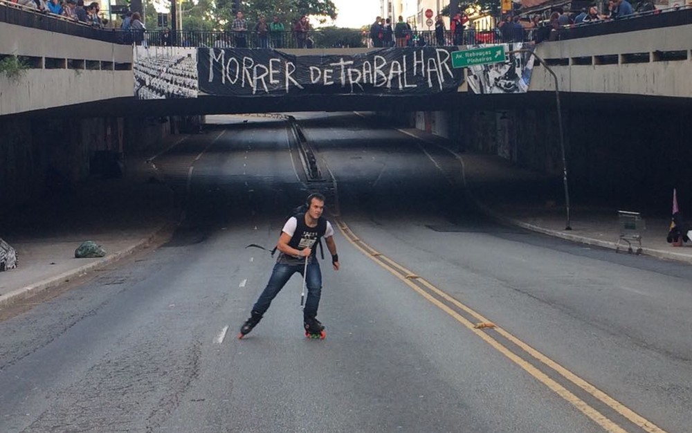 Manifestantes deixam o recado em faixa colocada durante protesto na Avenida Paulista (Foto: Paulo Toledo Piza/G1)