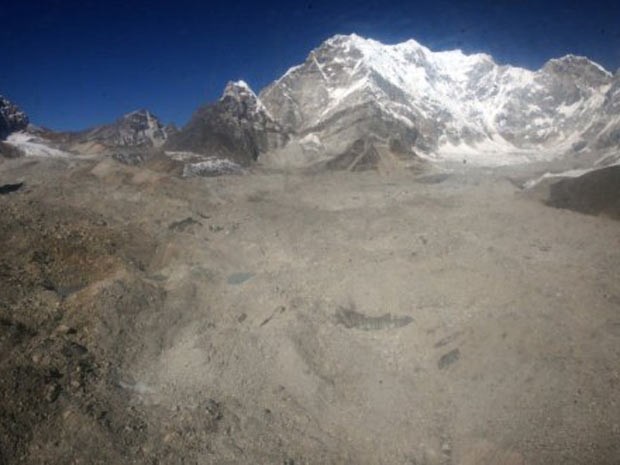 Imagem de dezembro de 2009 mostra montanhas e uma geleira na região do monte Everest, a 140 km de distância de Kathmandu. Milhões de pessoas estão sob ameaça de derretimento das geleiras do Himalaia, de acordo com cientistas, (Foto: Prakash Mathema/AFP)