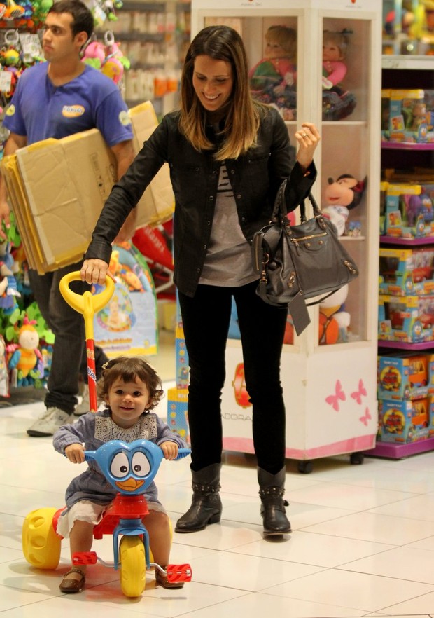 Fernanda Pontes passeia com a filha em shopping do Rio (Foto: Henrique Oliveira / Foto Rio News)