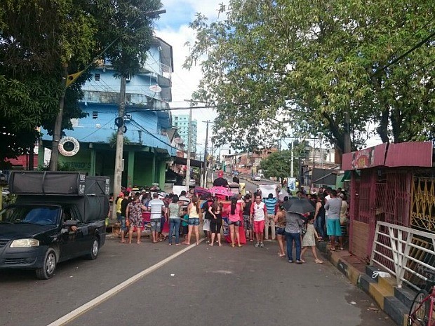 G1 Moradores interditam via durante protesto no São Jorge em Manaus