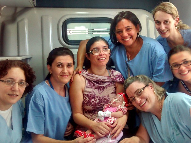 Equipe médica acompanha a mãe na saída de Sophya do hospital em Jacareí. (Foto: Divulgação/Hospital São Francisco)