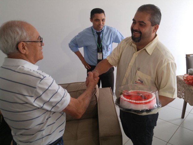 Além da aliança, Pedro também ghanhou um bolo e um buquÊ de flores como presente de casamento (Foto: Jomar Bellini/G1) Além da aliança, Pedro também ghanhou um bolo e um buquÊ de flores como presente de casamento (Foto: Jomar Bellini/G1)