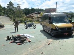 G1 Mulher De 25 Anos Morre Em Acidente Entre Moto E Van Escolar Em