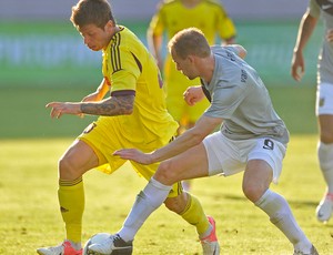Jogadores de Anzhi e Vitesse disputam jogada (Foto: Site oficial do Anzhi)