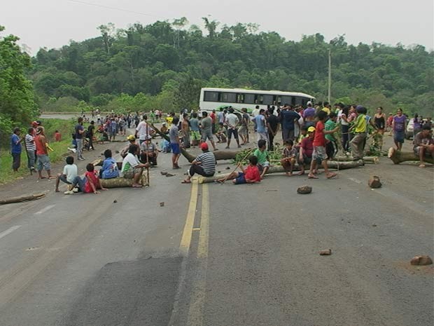 Índios bloqueiam a BR-386, no Rio Grande do Sul (Foto: Eder Calegari/RBS TV)