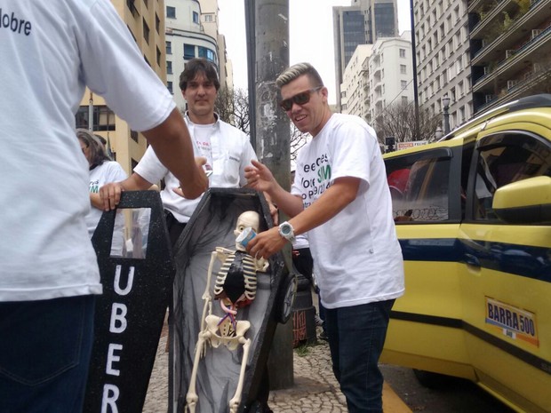 Taxistas protestam contra Uber em frente à Câmara dos Vereadores (Foto: Roney Domingos/G1)