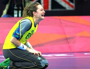 Chana Masson chora derrota do handebol do Brasil (Foto: EFE)