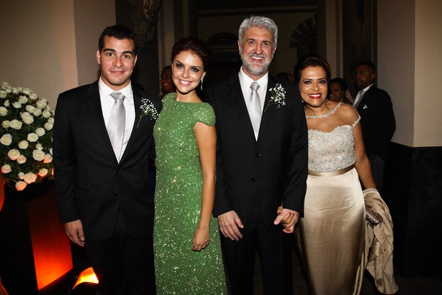 Thiago Martins e Paloma Bernardi com os pais da atriz Nestor e Dil (Foto: Manuela Scarpa/FotoRio News)