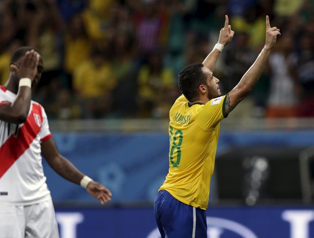 Renato Augusto gol Brasil x Peru