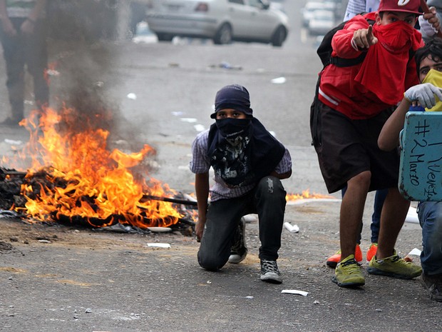 Estudantes na cidade de San Cristóbal durante protesto contra redução de poderes do Parlamento na Venezuela (Foto: George Castellano/AFP)