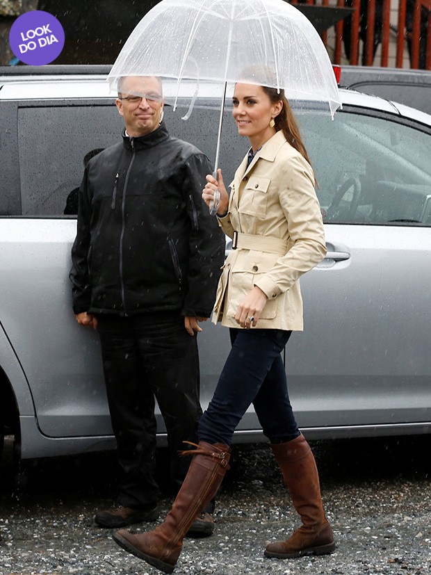 Kate Middleton usa botas de cano alto, calça jeans e casaco bege em dia de chuva na viagem pelo Canadá (Foto: Reuters)