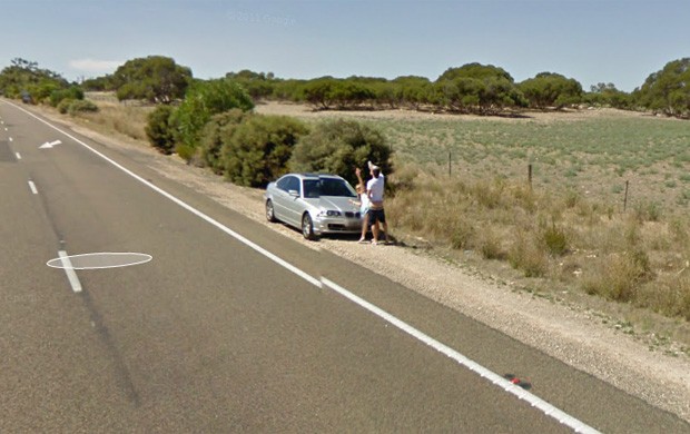 Casal foi visto no que parece um ato sexual no meio de uma rodovia (Foto: Reprodução/Google Street View)