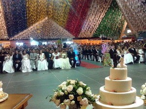 Cerimônia oficializou a união de 100 casais na noite desta terça-feira (12) em Campina Grande (Foto: Taiguara Rangel/G1)