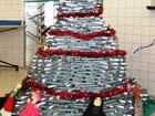 Biblioteca Pública de SC monta árvore de Natal com 1,4 mil livros
