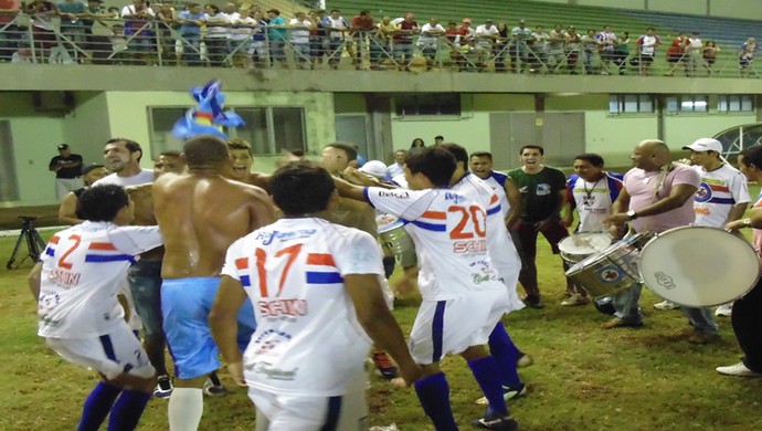 Araguaína comemora o acesso para a Série A do Tocantinense de 2014 (Foto: Lucas Ferreira/TV Anhanguera)