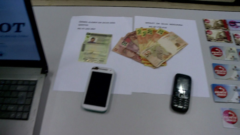 Dinheiro, celulares e notebook também foram apreendidos (Foto: Reprodução/TV Globo)