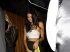 Kendall Jenner ousa na fenda e deixa em evidência a ausência de calcinha