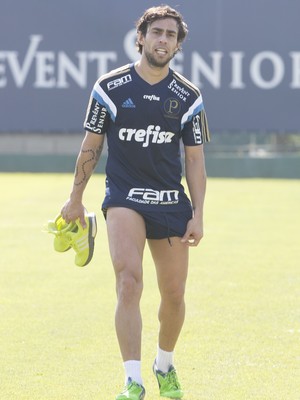 Com contrato perto do fim, Valdivia aparece em campo na Academia