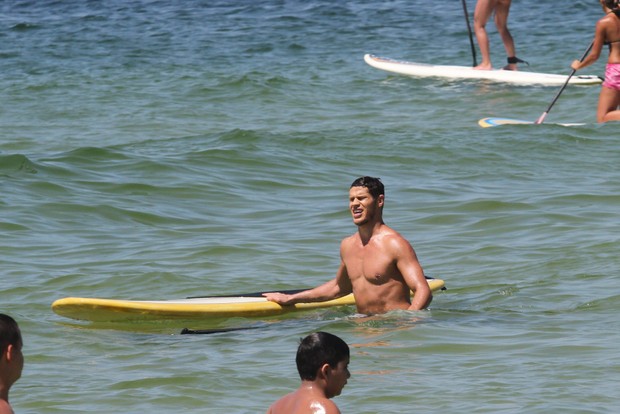 José Loreto na praia (Foto: Wallace Barbosa/AgNews)
