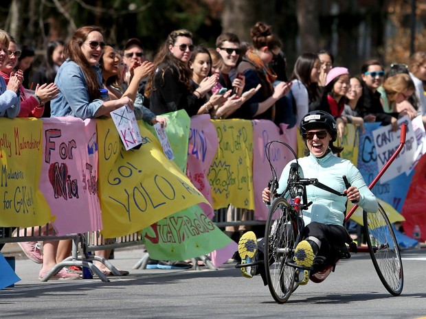 Jessica Kenski, que perdeu a perna no atentado da Maratona de Boston em 2013, foi aplaudida ao completar o evento deste ano em uma bicicleta (Foto: AP Photo/Mary Schwalm)