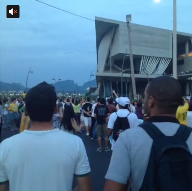 Danielle Favatto posta vídeo de manifestação na Barra (Foto: Vine / Reprodução)