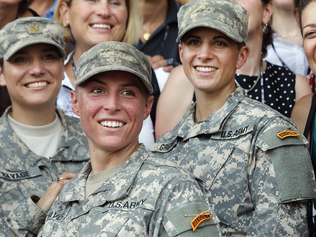 A primeira-tenente Shaye Haver (centro) e a capitã Kristen Griest (direita) posam para foto após cerimônia de graduação da Ranger School, em 21 de agosto, em Fort Benning, na Geórgia (Foto: AP Photo/John Bazemore)