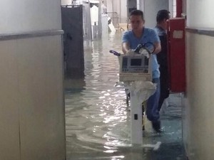 Funcionário do Hospital Santo Antônio passa pela água com aparelho utilizado na unidade de saúde, em Salvador. (Foto: Divulgação/ OSID)