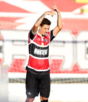 Léo Costa Santa Cruz (Foto: Marlon Costa / Pernambuco Press) Léo Costa Santa Cruz (Foto: Marlon Costa / Pernambuco Press)