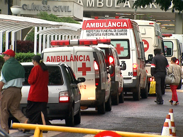 Pacientes reclamaram da situação no Hospital das Clínicas de Ribeirão (Foto: Antônio Luis/ EPTV)