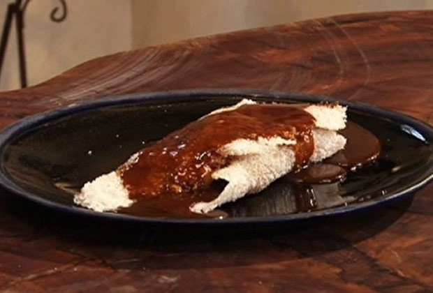 Tapioca com molho fudge e recheio de banana flambada (Foto: GNT)
