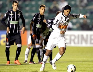 Ronaldinho cobra pênalti do Atlético-MG contra o Figueirense (Foto: Ag. Estado)