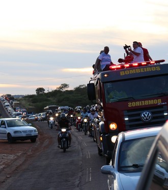 Corpo de Bombeiros faz cortejo do corpo de Leonardo  (Foto: Wenner Tito )