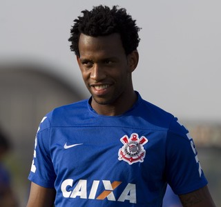 Artilheiro na despedida do Pacaembu, Gil espera estrear marcando na Arena