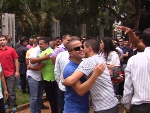 Aprovados para cadastro reserva comemoram decisão em Goiânia, Goiás (Foto: Reprodução/ TV Anhanguera)