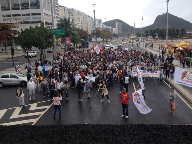Professores em greve fazem protesto na Zona Sul do Rio neste domingo (18) (Foto: Isabela Marinho/G1)