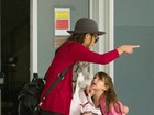 Suri Cruise faz malcriação com a mãe em aeroporto