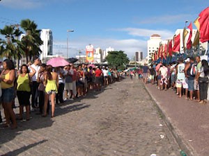 Fila no SalvadorCard (Foto: Imagem/TV Bahia)