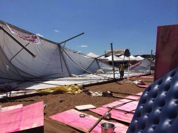 Barracas foram levadas pelo vento, em Araguatins, no norte do estado (Foto: Folha do Bico)